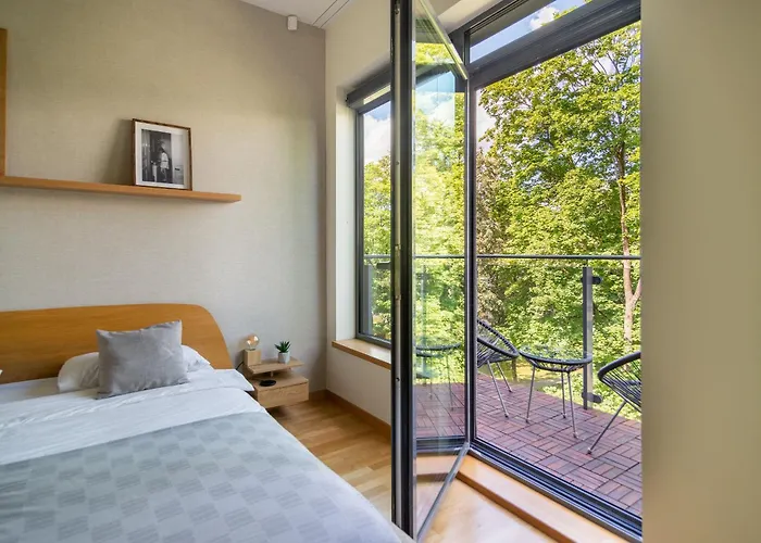2 Bedroom Apt, 2 Garage Spots & Balconies, Self Check-In, By Cohost