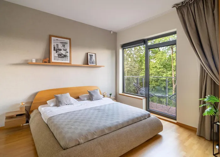2 Bedroom Apt, 2 Garage Spots & Balconies, Self Check-In, By Cohost