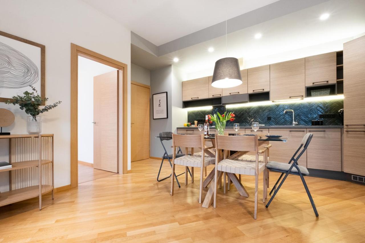 Apartment 2 Bedroom Apt, 2 Garage Spots & Balconies, Self Check-in, By Cohost *