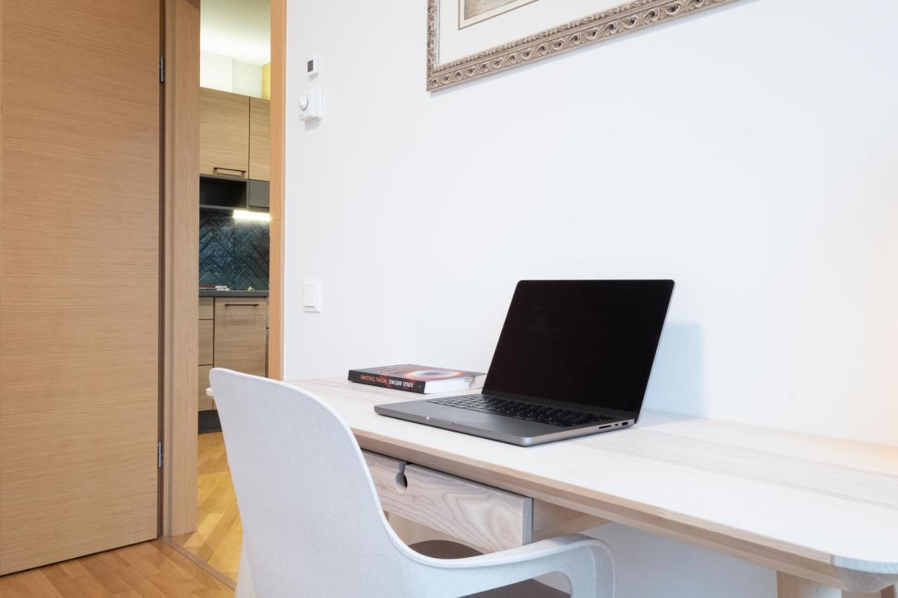 2 Bedroom Apt, 2 Garage Spots & Balconies, Self Check-in, By Cohost *