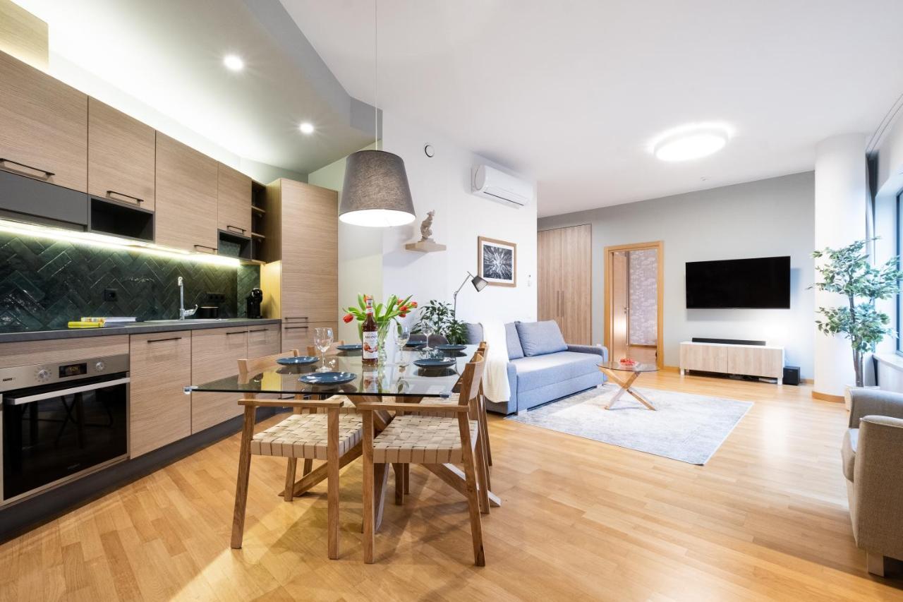 Apartment 2 Bedroom Apt, 2 Garage Spots & Balconies, Self Check-in, By Cohost