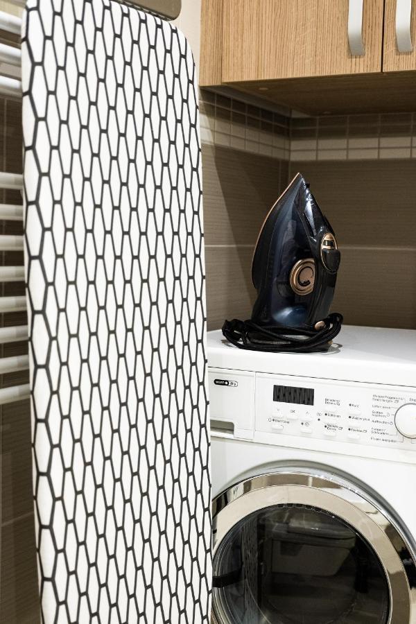 2 Bedroom Apt, 2 Garage Spots & Balconies, Self Check-in, By Cohost