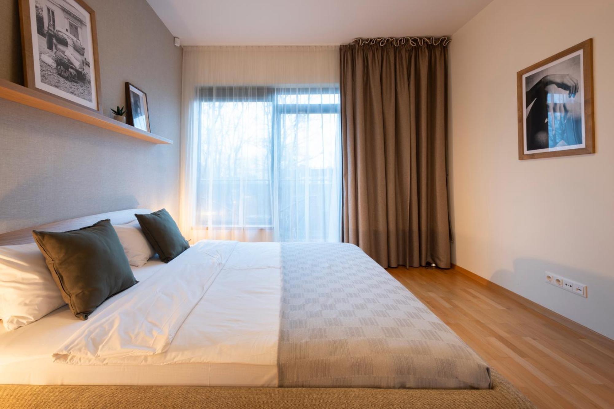 2 Bedroom Apt, 2 Garage Spots & Balconies, Self Check-in, By Cohost Apartment