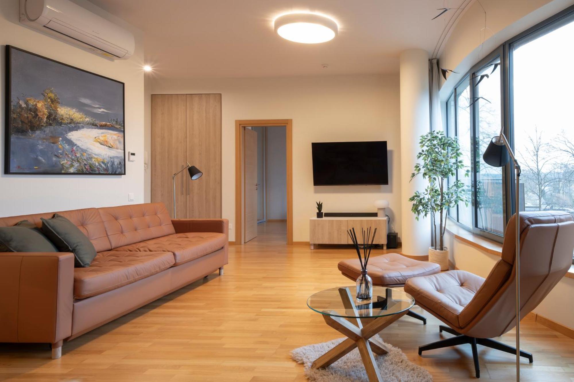 2 Bedroom Apt, 2 Garage Spots & Balconies, Self Check-in, By Cohost