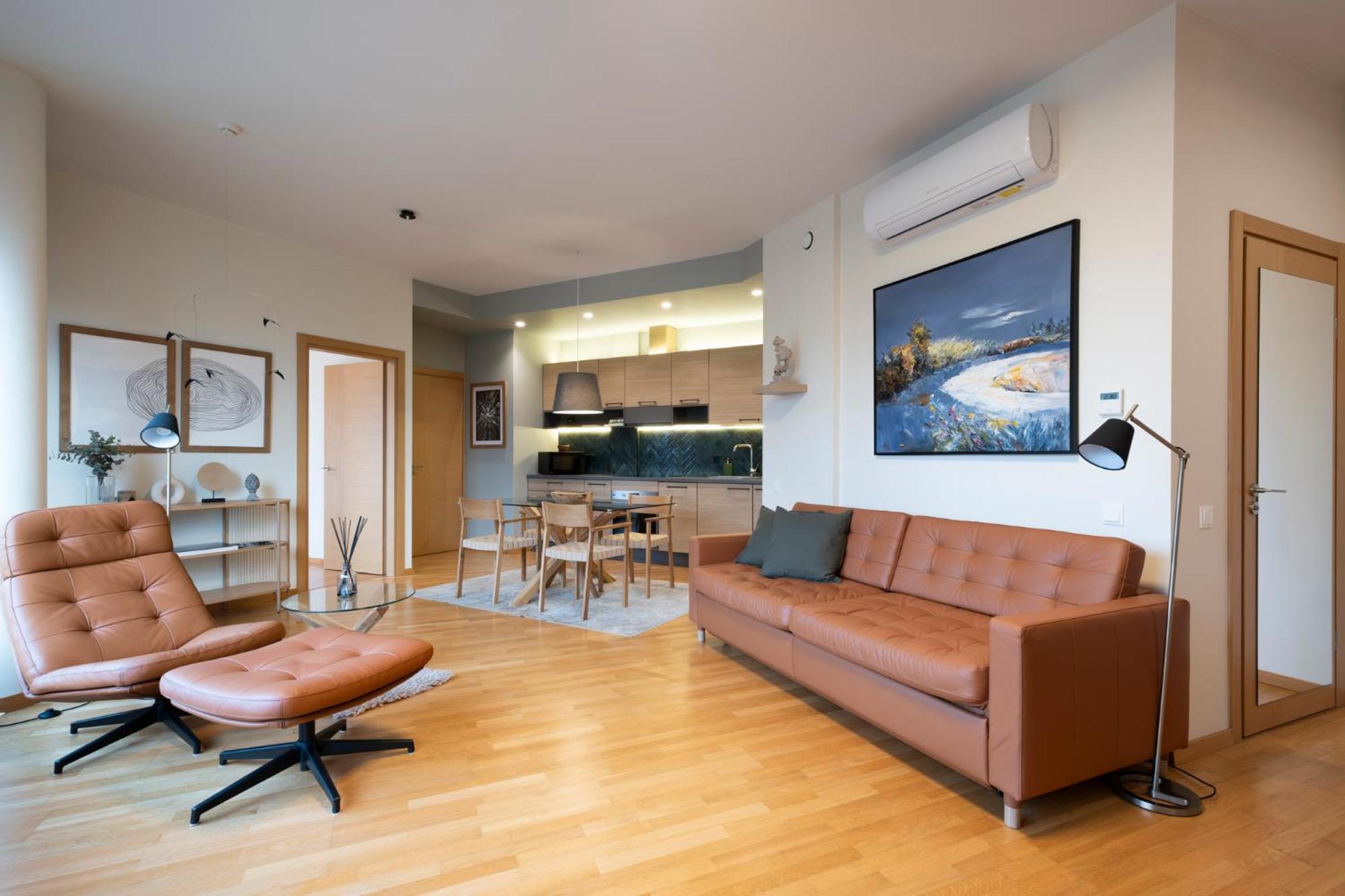 2 Bedroom Apt, 2 Garage Spots & Balconies, Self Check-in, By Cohost *