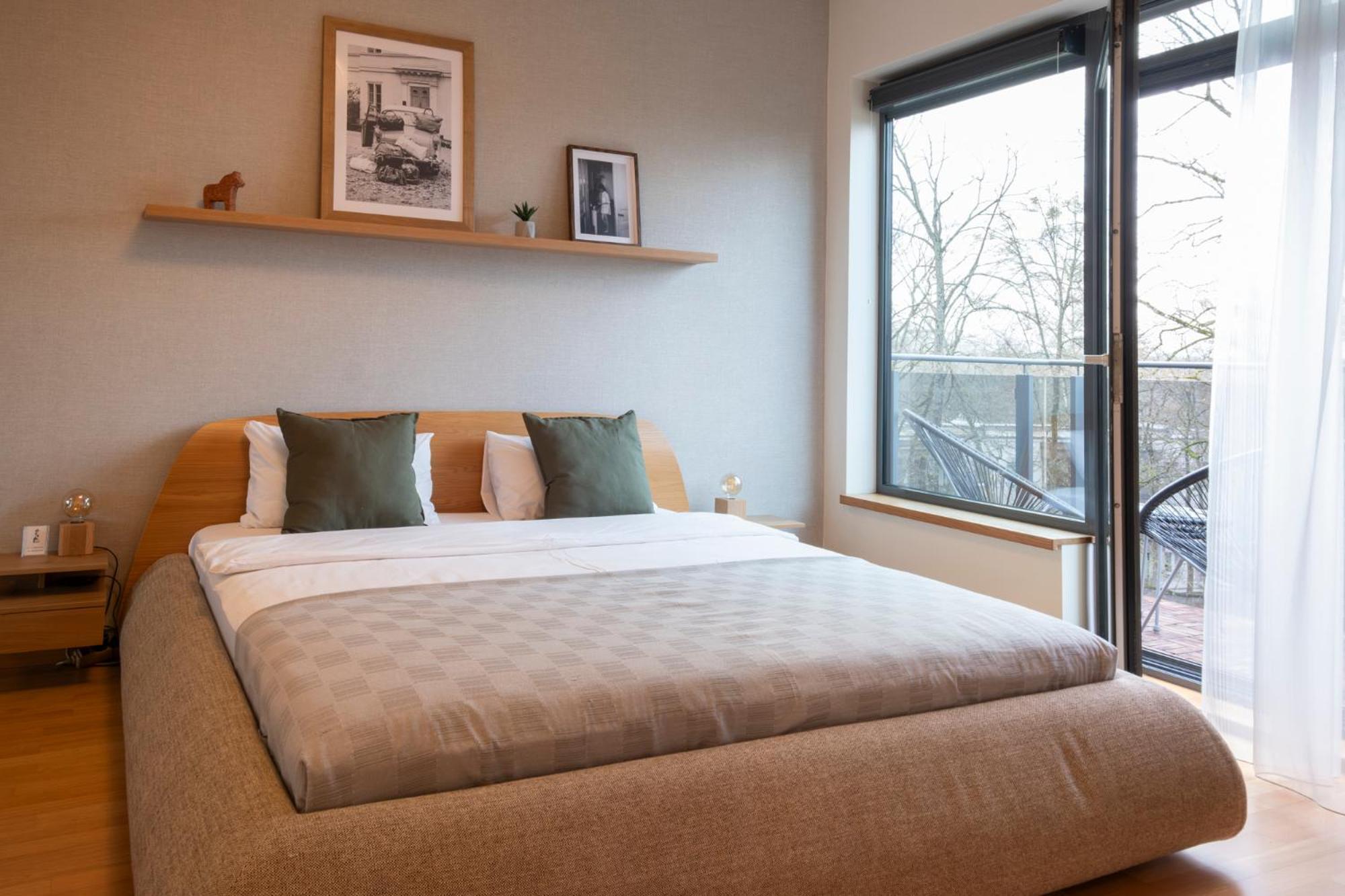 2 Bedroom Apt, 2 Garage Spots & Balconies, Self Check-in, By Cohost Apartment