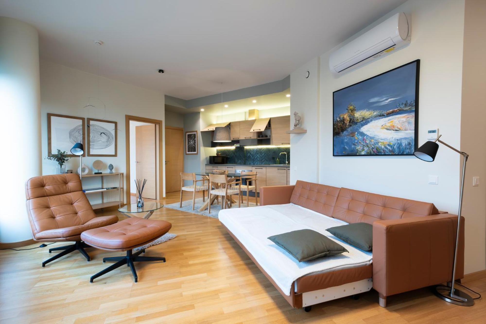 2 Bedroom Apt, 2 Garage Spots & Balconies, Self Check-in, By Cohost Apartment *