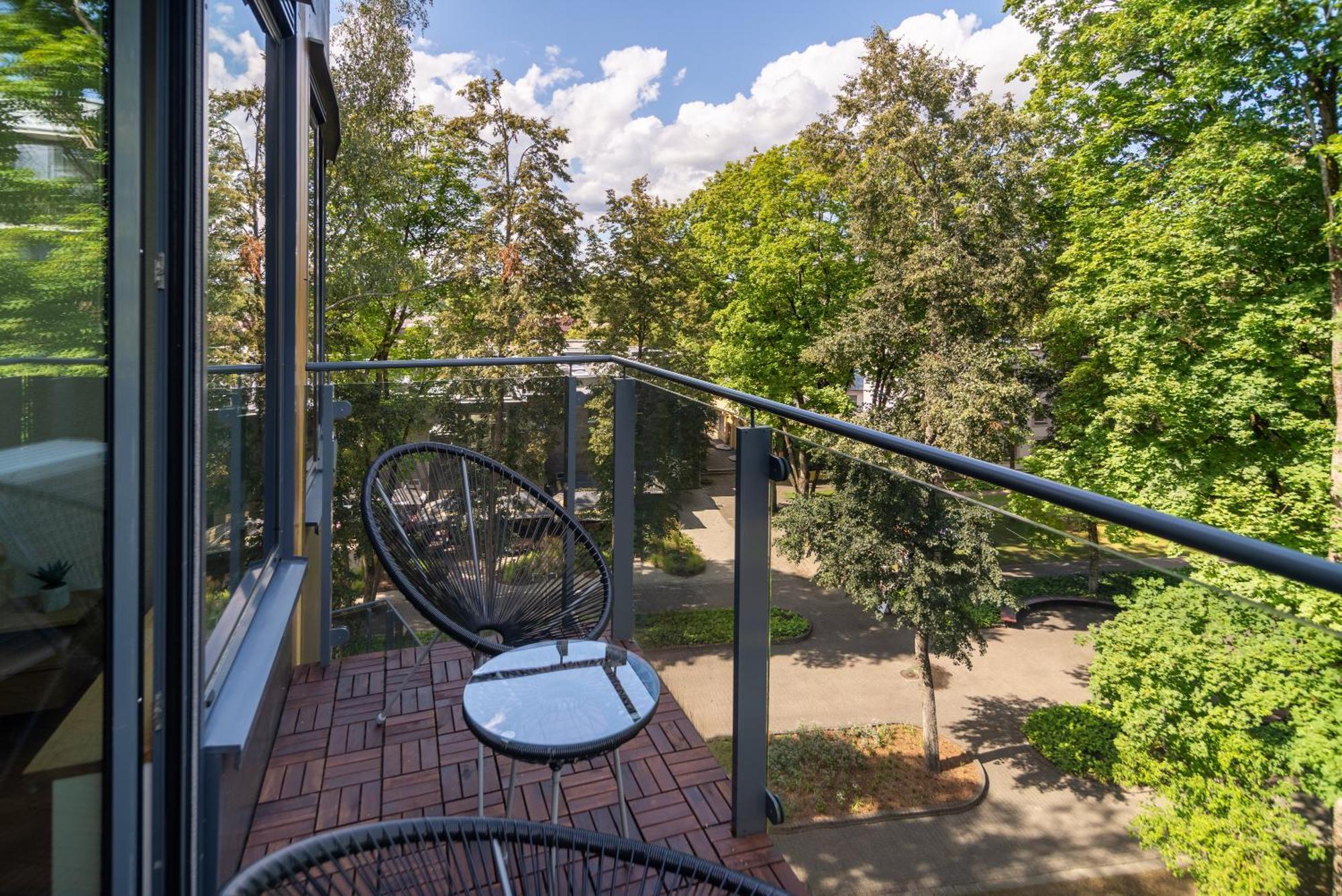 Apartment 2 Bedroom Apt, 2 Garage Spots & Balconies, Self Check-in, By Cohost *