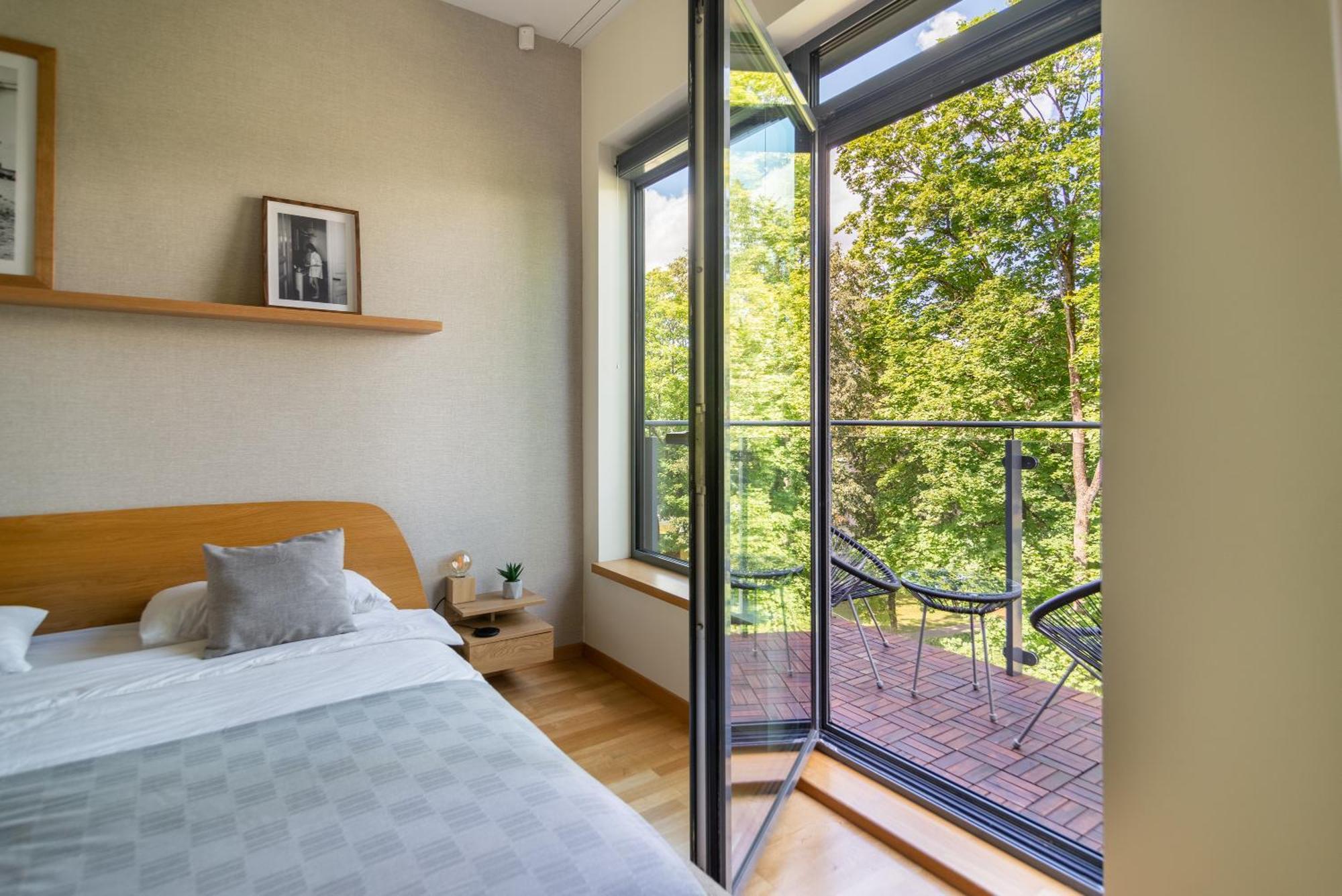 2 Bedroom Apt, 2 Garage Spots & Balconies, Self Check-in, By Cohost Apartment