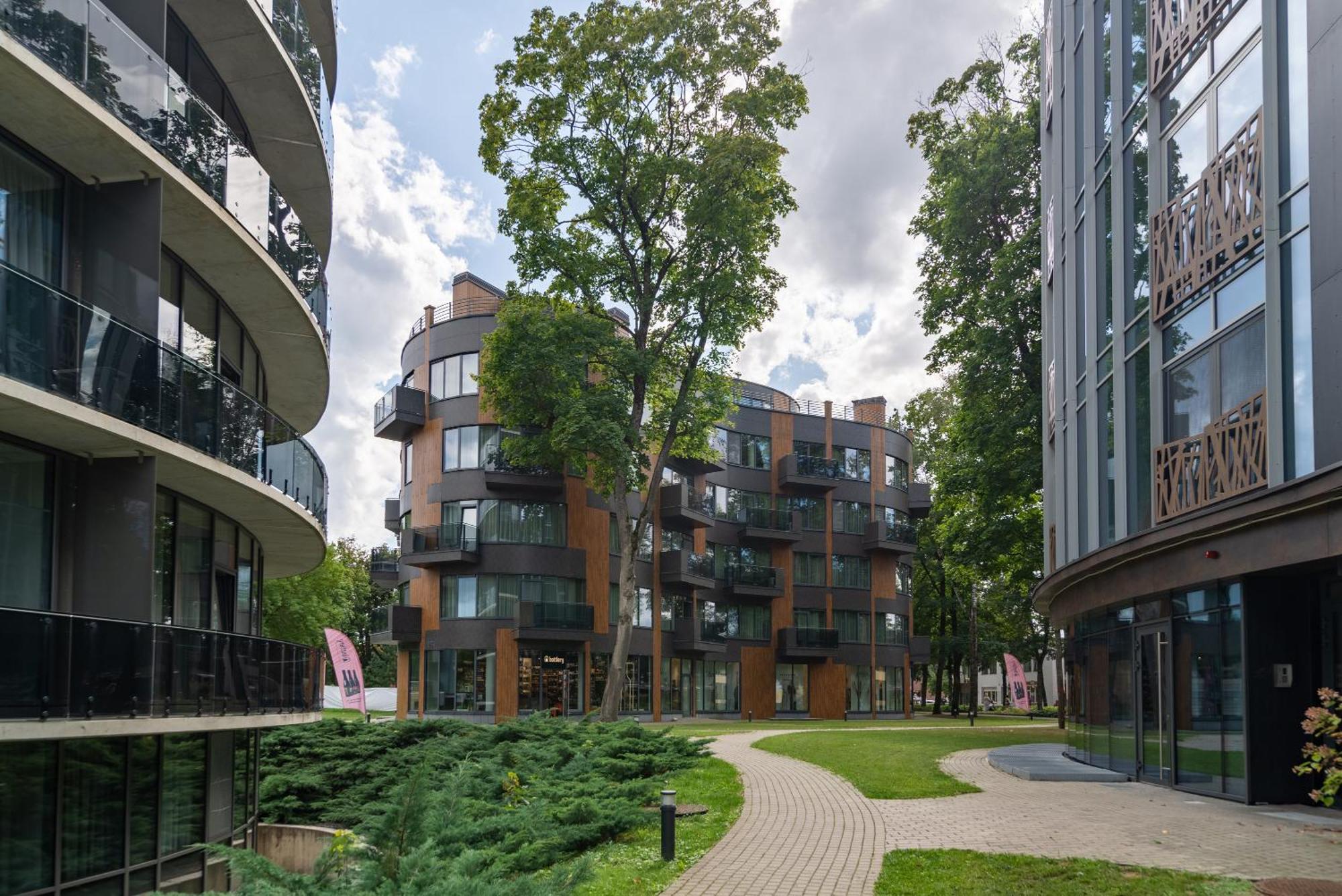 2 Bedroom Apt, 2 Garage Spots & Balconies, Self Check-in, By Cohost Apartment *