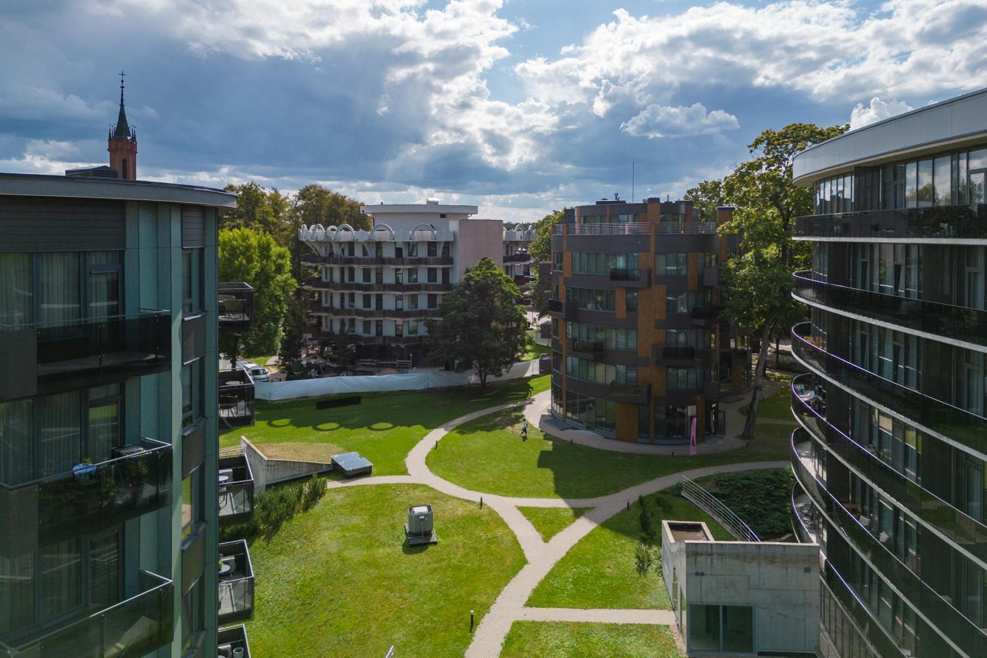 2 Bedroom Apt, 2 Garage Spots & Balconies, Self Check-in, By Cohost Apartment