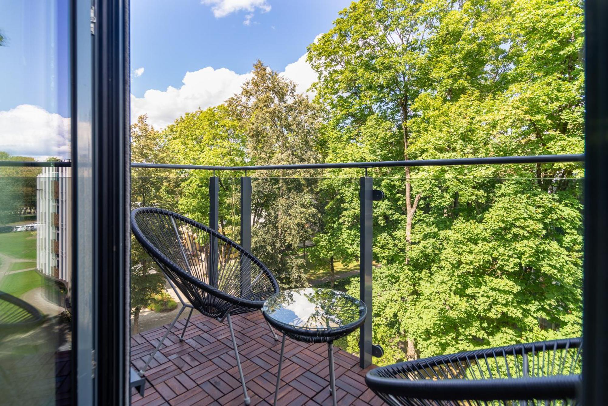 2 Bedroom Apt, 2 Garage Spots & Balconies, Self Check-in, By Cohost *