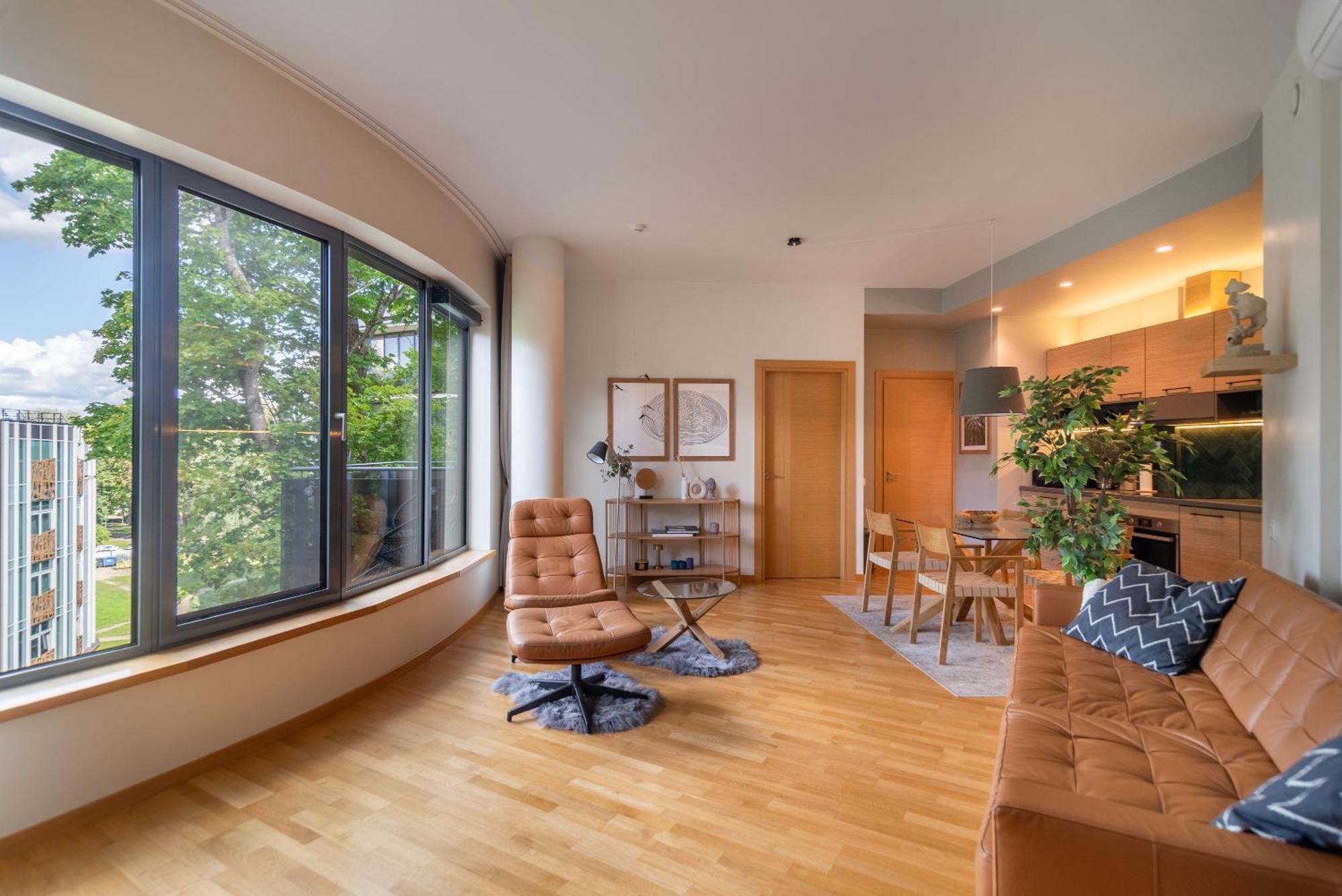 2 Bedroom Apt, 2 Garage Spots & Balconies, Self Check-in, By Cohost