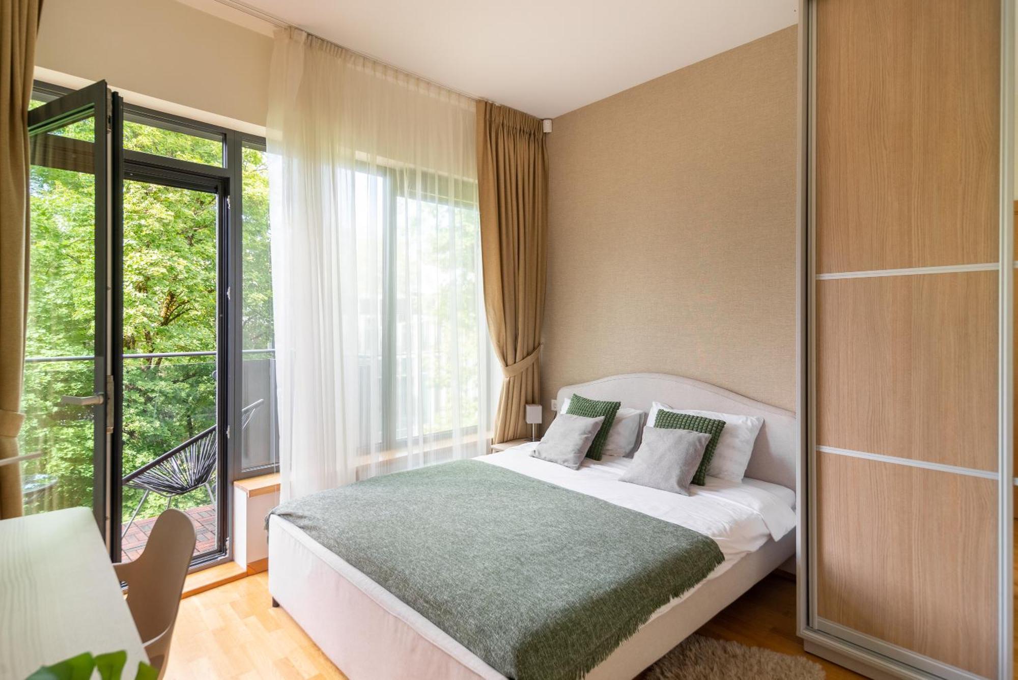 2 Bedroom Apt, 2 Garage Spots & Balconies, Self Check-in, By Cohost