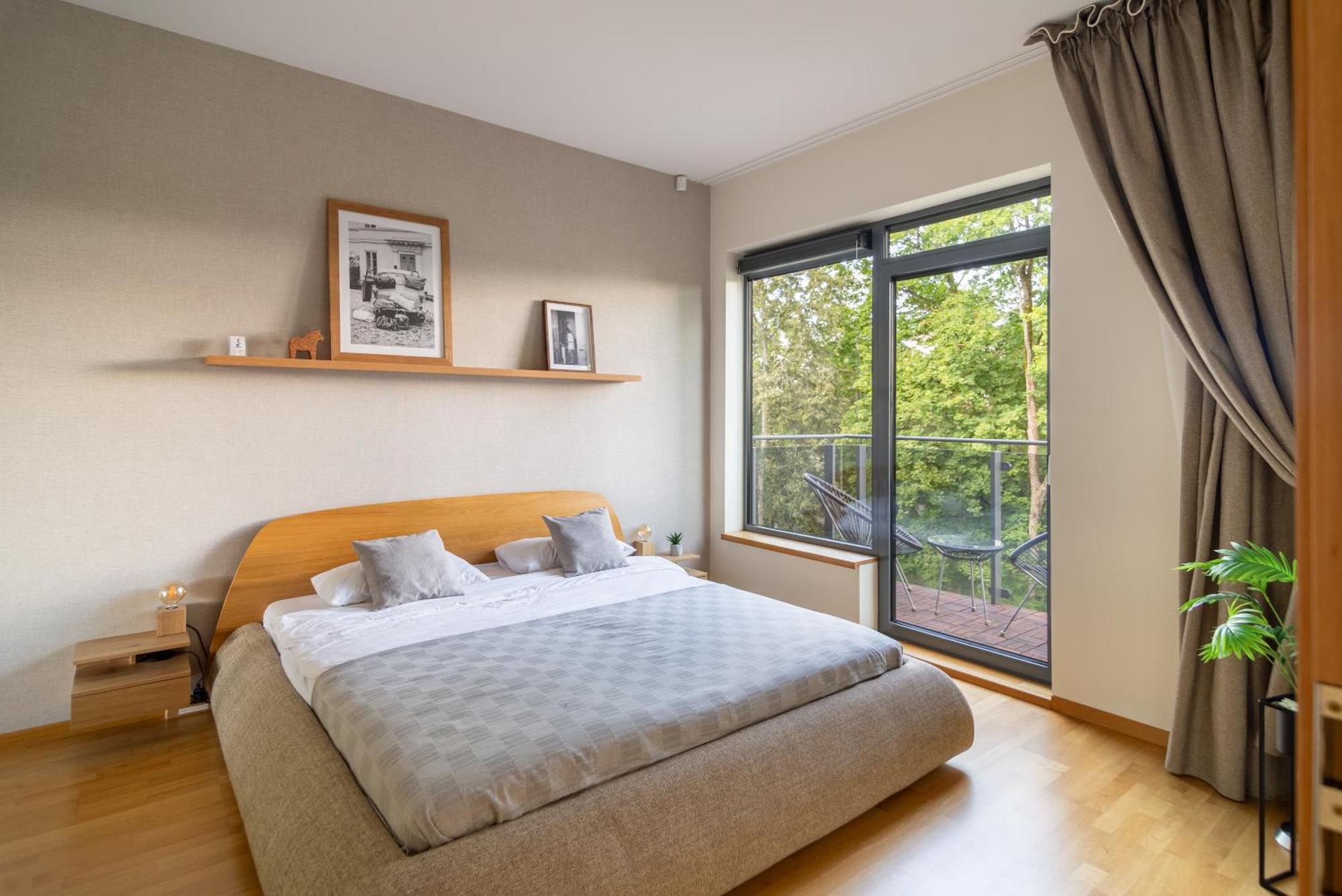 2 Bedroom Apt, 2 Garage Spots & Balconies, Self Check-in, By Cohost Apartment *