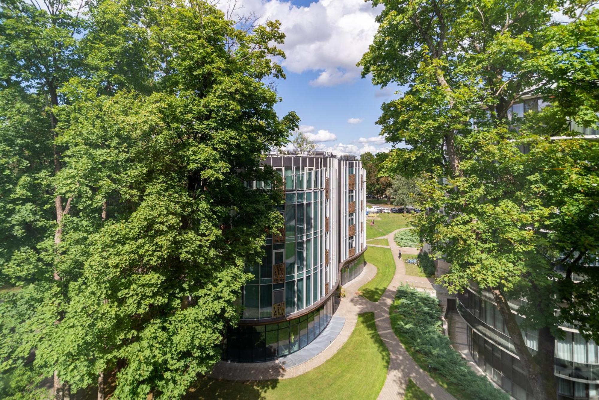 Apartment 2 Bedroom Apt, 2 Garage Spots & Balconies, Self Check-in, By Cohost Druskininkai